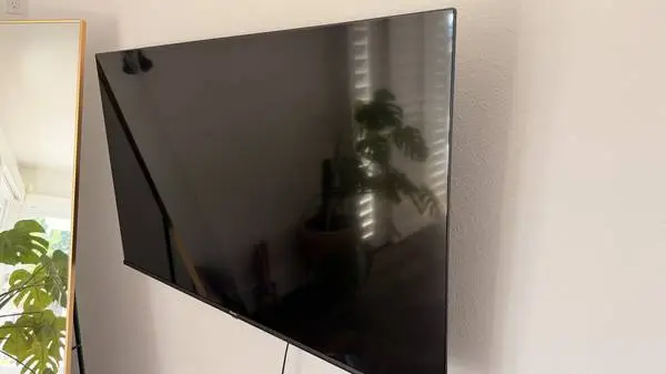 Hisense 4K Smart TV with Full-Motion Wall Mount + Estate Sale (tools,