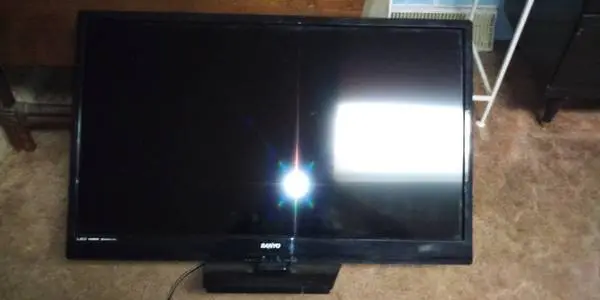 TV 32 Sanyo Flat Screen W/ Remote