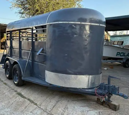 Horse cattle trailer bumper pull