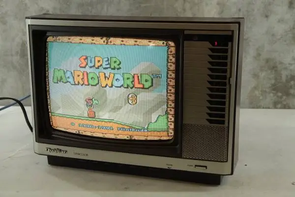 Quasar Dynacolor 1985 Woodgrain 10 CRT TV RetroGaming Television