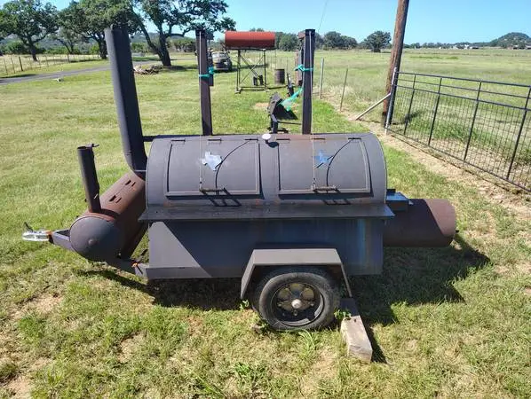 Towable smoker BBQ pit