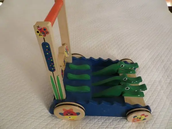 Melissa & Doug Deluxe Chomp and Clack Alligator Push Toy Activity Walk
