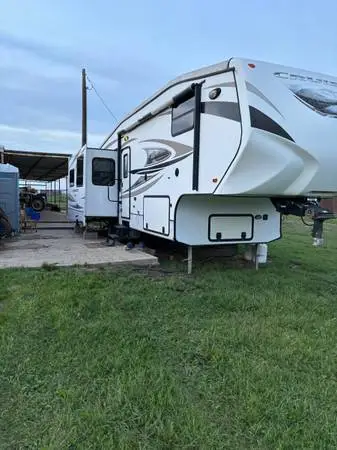 Fifth wheel Rv