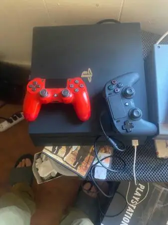 PS4 pro + 2 controllers + 5 games