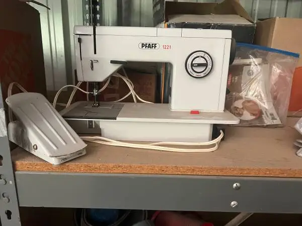 Pfaff 1221 Sewing Machine
