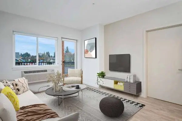 Just what you need! A great 2 bed / 2 bath near public transport!