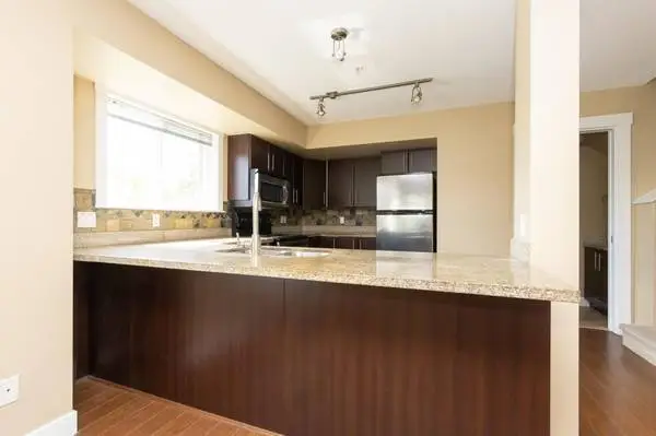 Wonderful 2 Bed / 2 Bath CORNER UNIT PET FRIENDLY Townhouse Avail Now