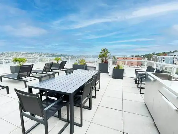 Studio with great view of Downtown, Amazing Roof Top View!