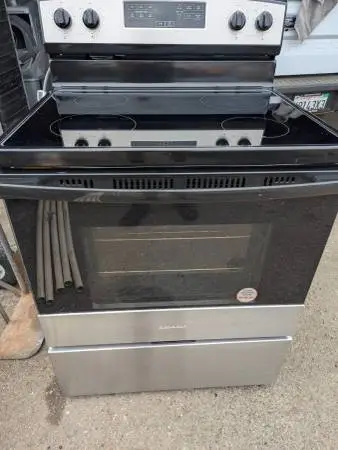 Electric Stove 3 Years old works Great