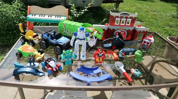 KIDS TOYS (LOT) VIEW PICTURES