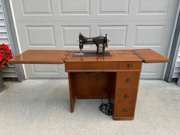 Vintage Electric Sewing Machine in Wood Desk/Cabinet