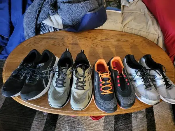 Shoes/Keens/ Tennis shoes/ Hiking/ Camping.12.5 2e 13 4e