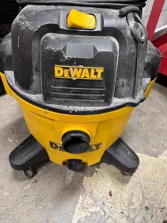 Dewalt - 9 gallon Shop vac w/accesories