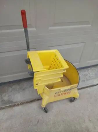 Price Reduced/Rubbermade Rolling Mop Bucket w Wringer