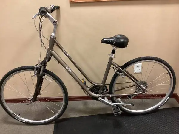 GIANT HYBRID BIKE