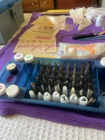 Wilton cake decorating kit