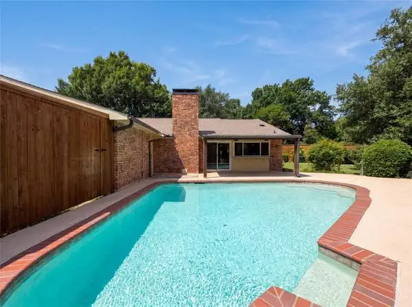 Cozy Fireplace, Modern Kitchen, Poolside Bliss