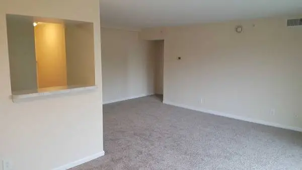 Comfortable 750 sq ft 1 bed / 1 bath with access to transit