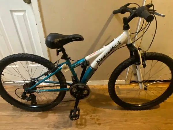 6 Speed DIAMONDBACK TESS 20 Mountain Bicycle 10 inch frame Almost New