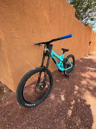 Specialized down hill full suspension mountain bike