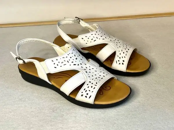Easy Street Sandals * Size 8M * Bolt * White * Like New