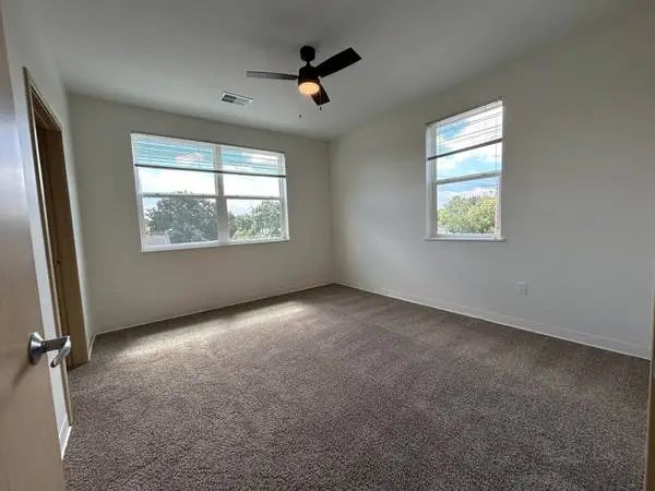 2/bd, Common Entry, Located in Green Bay