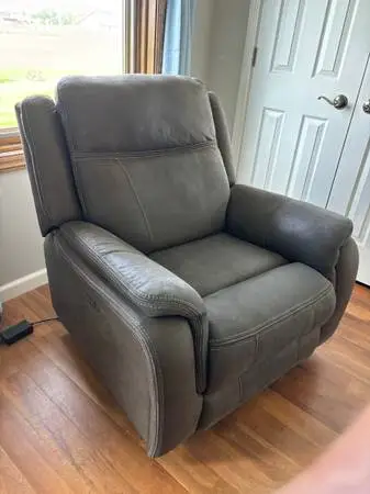 Recliner Electric, Excl Cond, Lightly Used