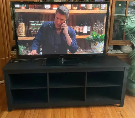 SAMSUNG Tv With Stand.