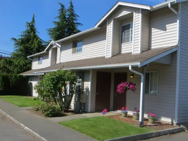 ***FREE APP***SPRAWLING LAWNS, PLAYGD, SPT COURT