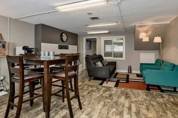 Cozy Studio-Modern Appliances, Large Closets, Ideal Location!