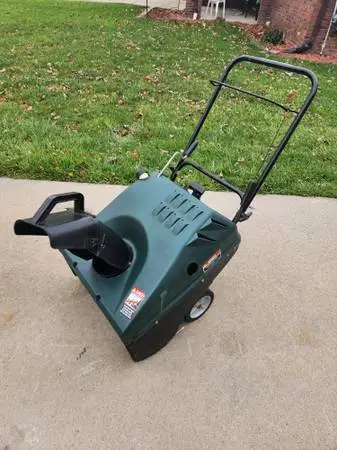 Briggs n Stratton 5.0hp 21 4-Cycle electric start Snowblower..