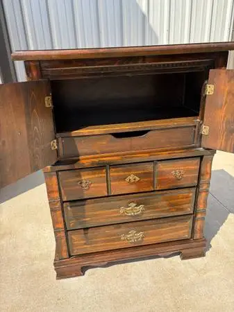 Nice Sturdy Dark Knotty Pine Finished 4 Drawer Dresser with a Shelf