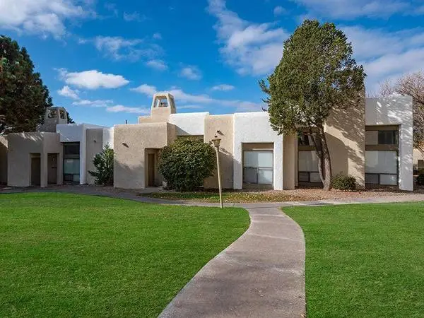 Exceptional 2 BR-Quartz Counters & Two Pools, Call Now!