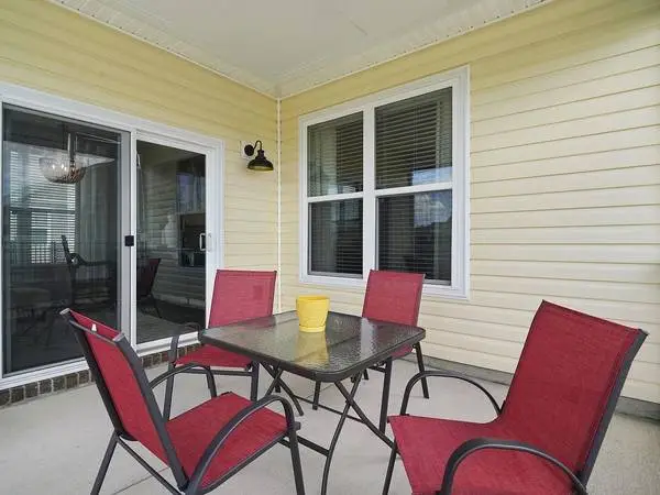 Upgraded Bella Vita Gem: Custom Moulding, Cozy Sunroom, Gas Fireplace