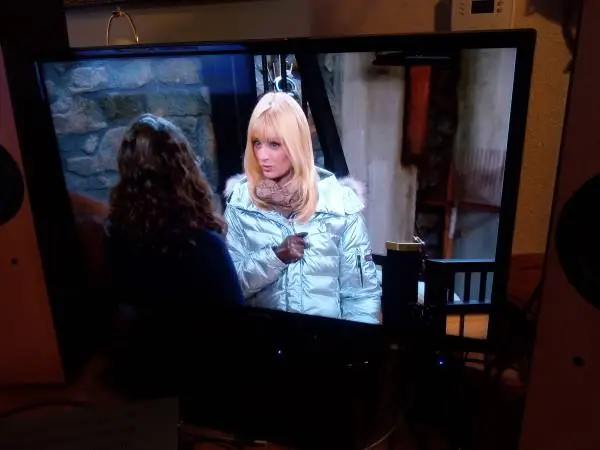 32 inch Samsung smart TV with Roku and Samsung programming also