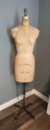 1920 Wolf Mannequin