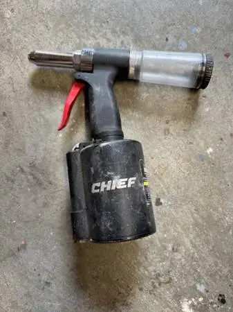 Riveter - Chief - 1/4 in. Professional Air/Hydraulic Riveter