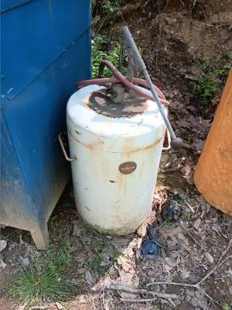 Barrel cover with hand pump
