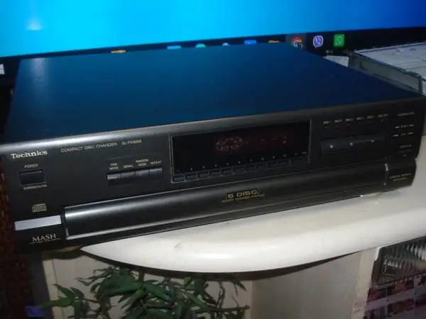 Technics MASH CD changer   SL-PD688