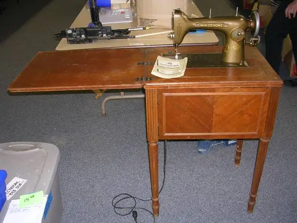 1949 NEW HOME SEWING MACHINE WITH CABINET
