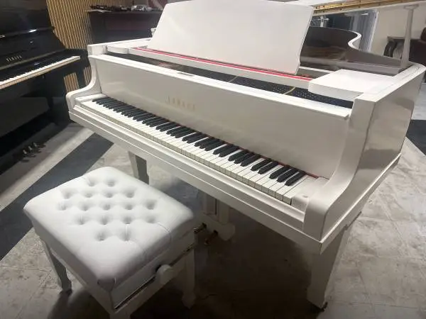 White YAMAHA G5 upright piano for Sale