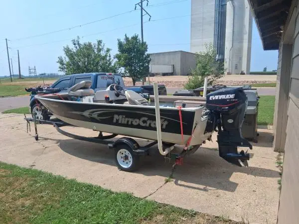 Mirrocraft 2006 with 2006 40hp E-tec