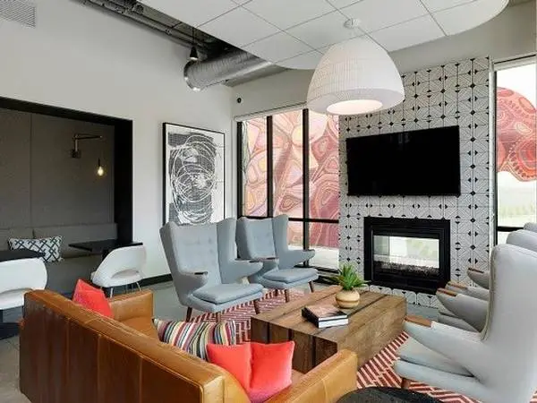 Exclusive Studio in Lyn-Lake! Rooftop Fun & Fitness Steps Away