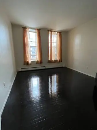 LARGE ROOM FOR RENT.