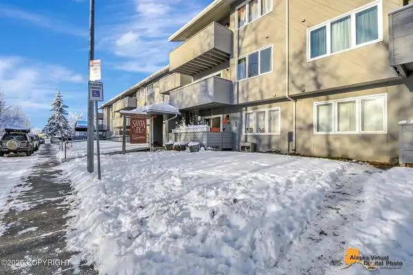 Welcome home to this brightly lit, cozy 1 bedroom, 1 bath home!
