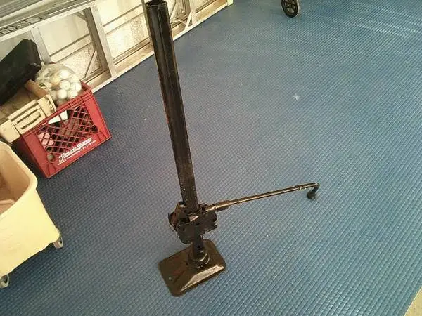 BUMPER JACK OLD DONT KNOW WHAT IT FITS GOOD SHAPE