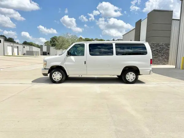 2009 Ford E350 12 Passenger Van XLT 39,000 Original Miles Like New