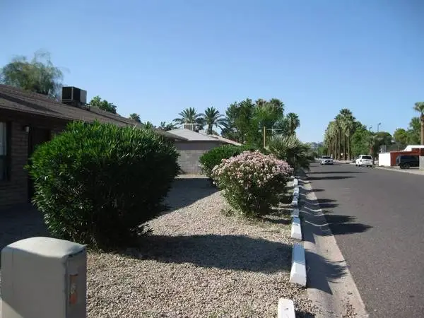 Public transportation close by! Great commuter location. 2 bed, 1 ba