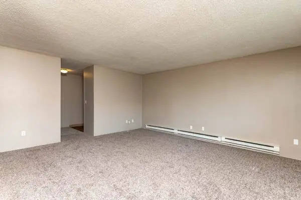 We welcome your furry friends! Pet Friendly! 3 Bd / 1.5 Ba / 1300 SqFt