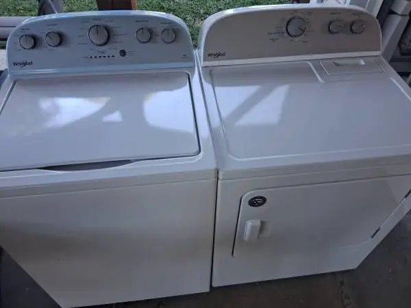 Whirlpool ELECTRIC Washer Dryer .  LIKE NEW CONDITION.